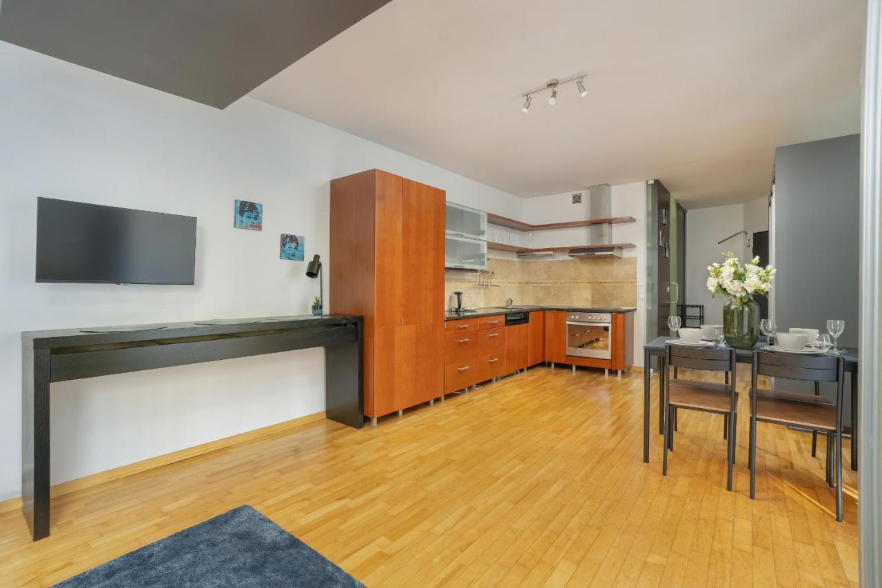 Beautiful & Spacious Strzalowa Near Centre By Renters Apartment