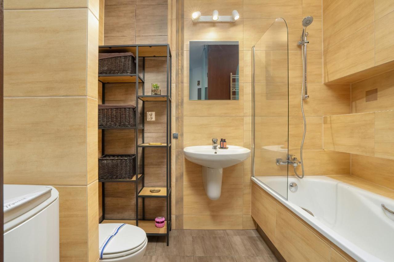 Apartment Beautiful & Spacious Strzalowa Near Centre By Renters